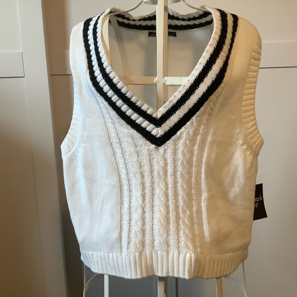 Nikkak v neck sweater white and black size Medium NWT